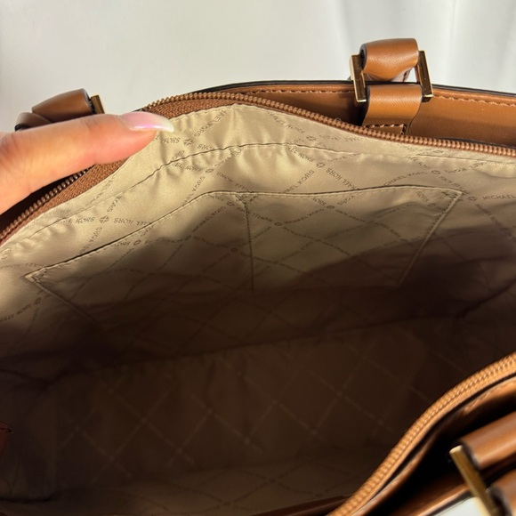 Michael Kors Jessie Vanilla Luggage Large Tote - Picture 15 of 16